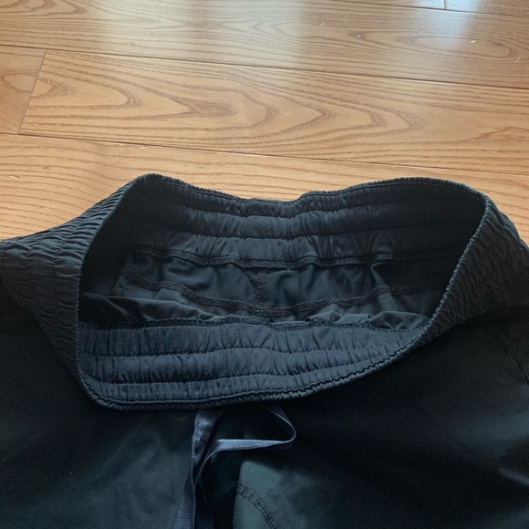 Lululemon pants size 6 - Picture 6 of 8